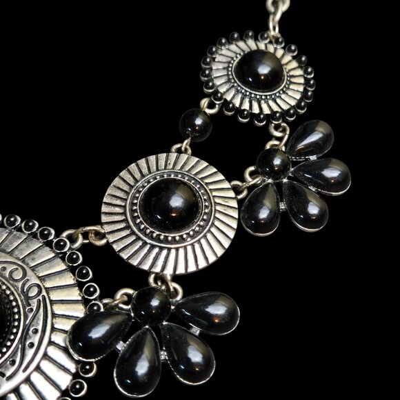 Vintage Silver-Tone Bib Necklace Black Beads Floral Gothic Moody Adjustable - Picture 3 of 10